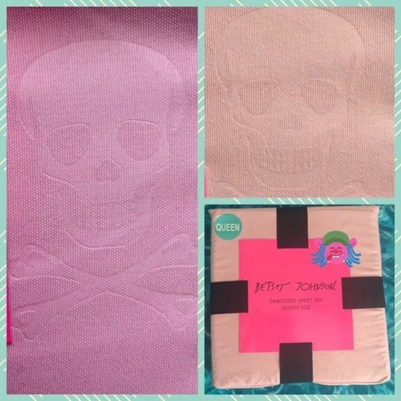 Betsey Johnson Embossed Pink Skull Queen Sheets - Picture 7 of 7